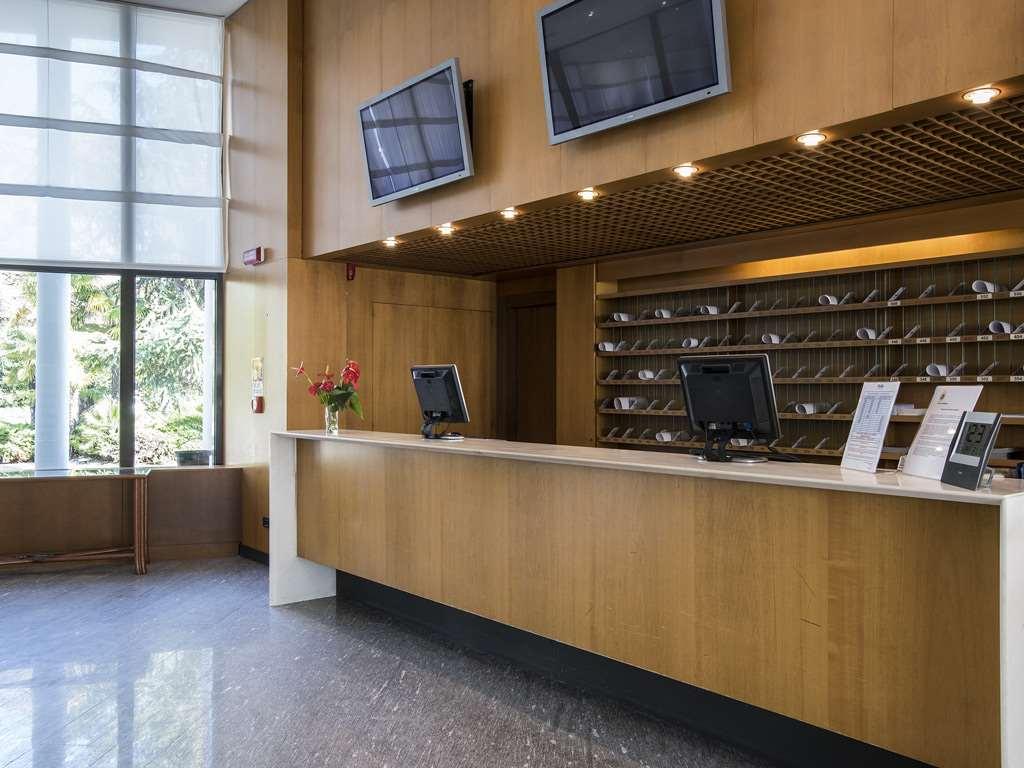 Flyon Hotel & Conference Center Bologna Esterno foto Reception desk