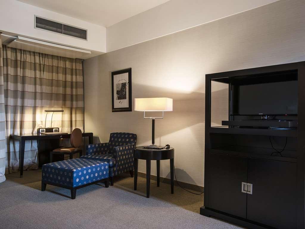Flyon Hotel & Conference Center Bologna Camera foto A room at the hotel