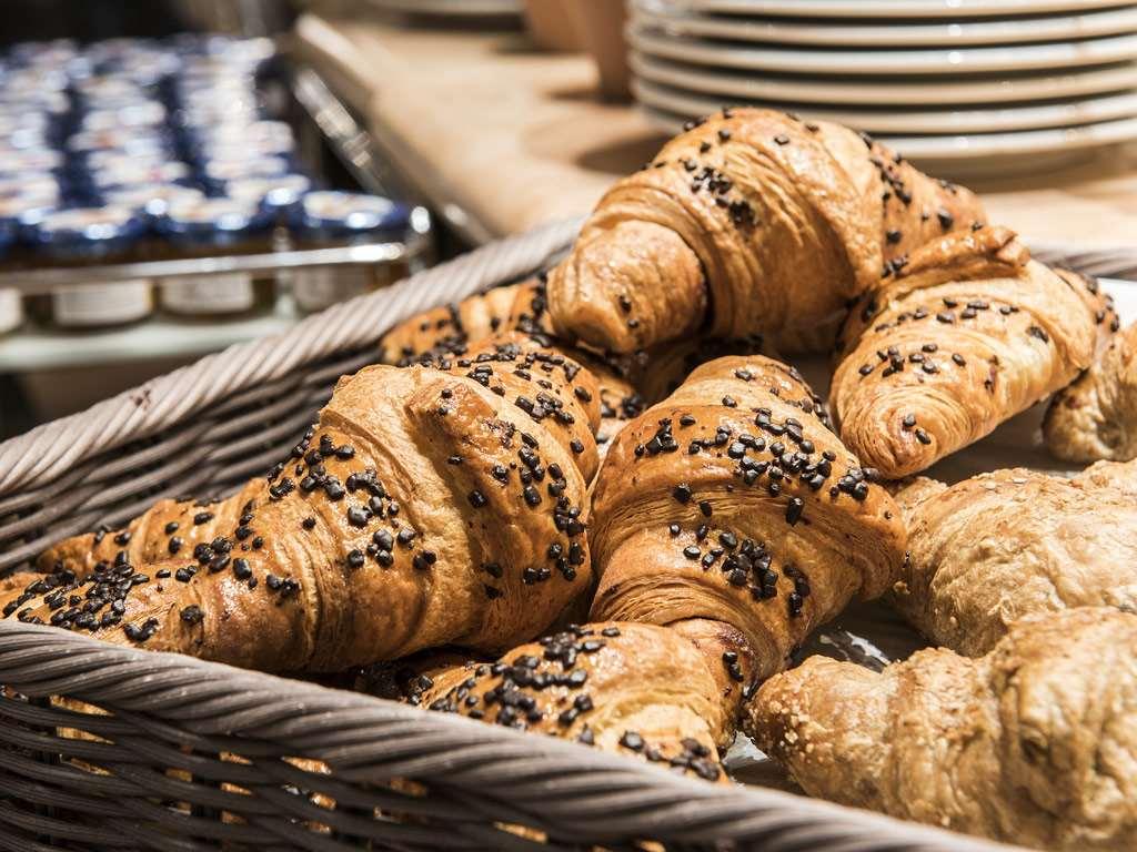 Flyon Hotel & Conference Center Bologna Ristorante foto Croissants with chocolate