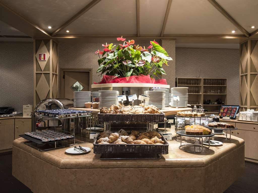 Flyon Hotel & Conference Center Bologna Ristorante foto Breakfast buffet at the hotel