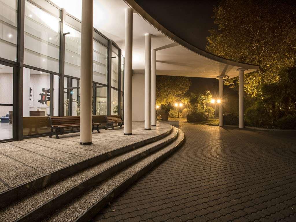 Flyon Hotel & Conference Center Bologna Esterno foto The entrance of the museum