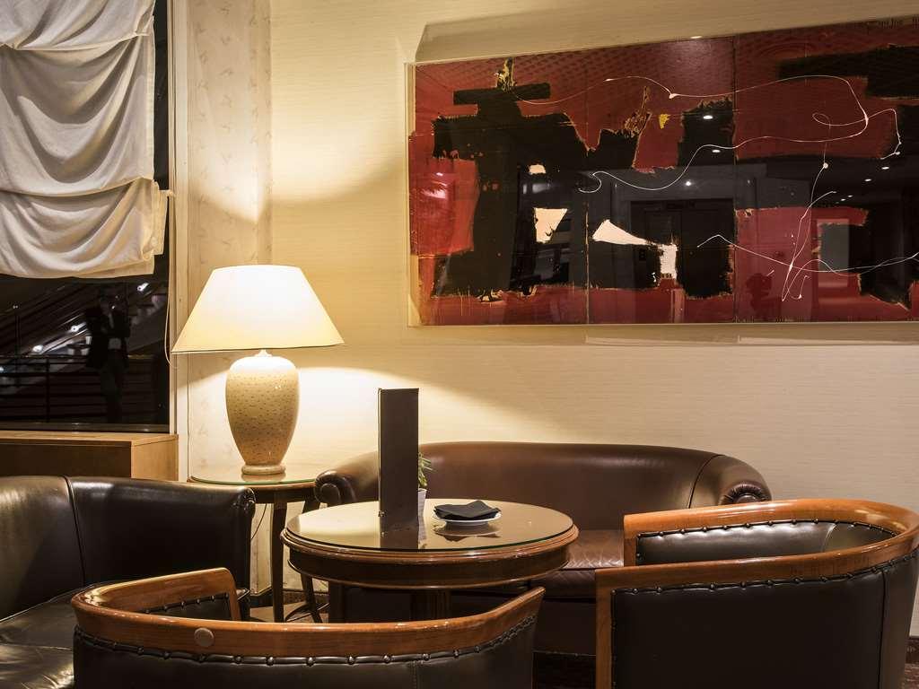 Flyon Hotel & Conference Center Bologna Ristorante foto The interior of the hotel
