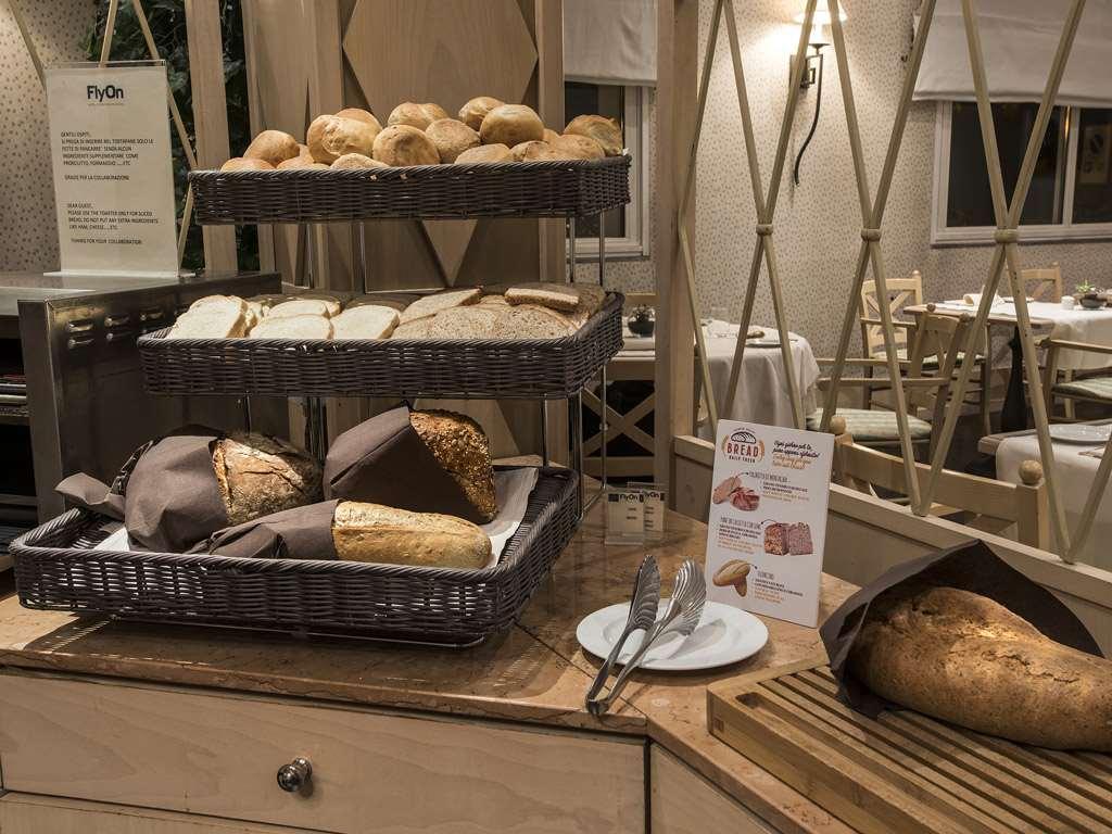 Flyon Hotel & Conference Center Bologna Ristorante foto Bread and pastry
