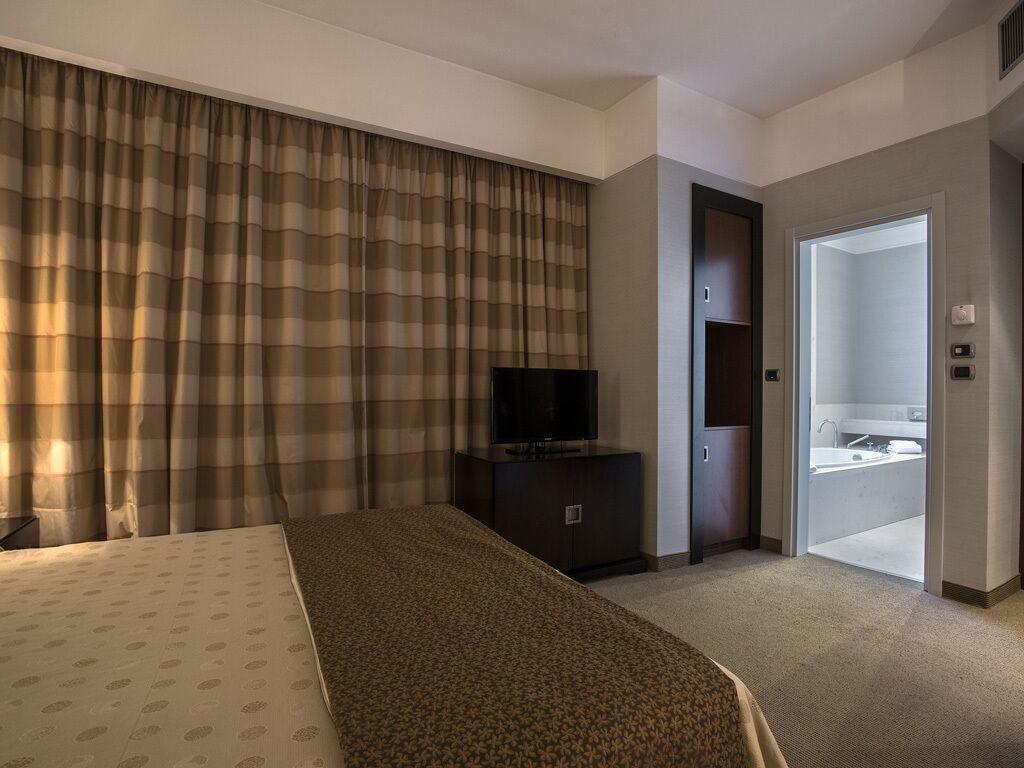 Flyon Hotel & Conference Center Bologna Esterno foto Room at the hotel