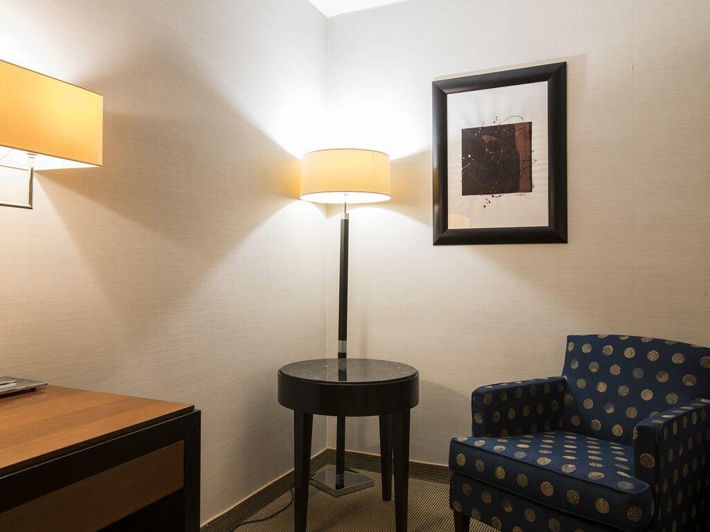 Flyon Hotel & Conference Center Bologna Esterno foto A room at the hotel