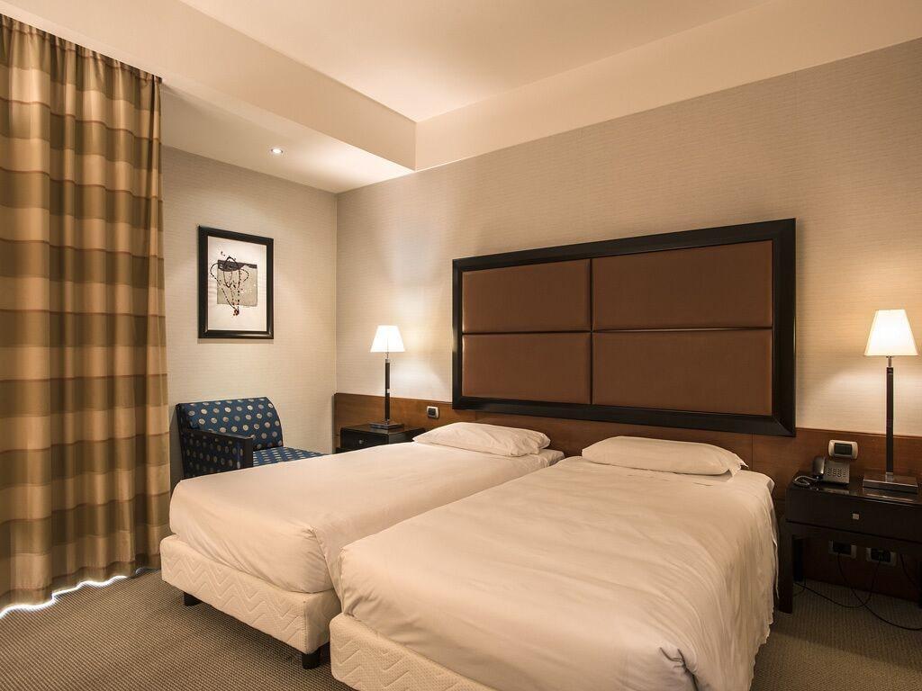 Flyon Hotel & Conference Center Bologna Esterno foto A room at the hotel
