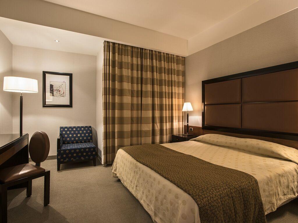 Flyon Hotel & Conference Center Bologna Esterno foto A room at the hotel