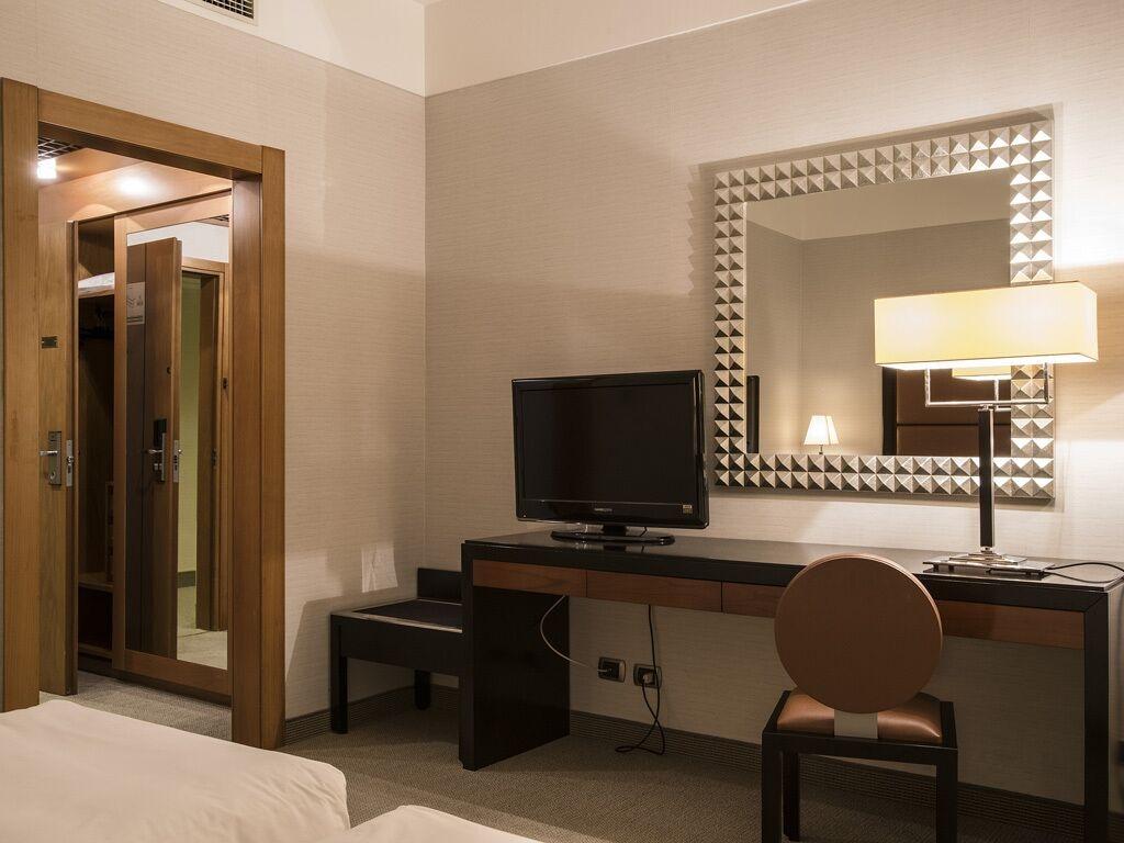 Flyon Hotel & Conference Center Bologna Esterno foto Room interior