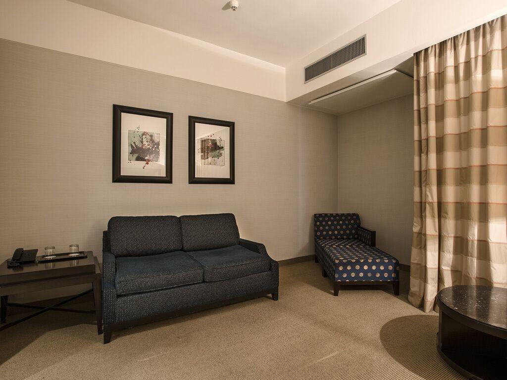 Flyon Hotel & Conference Center Bologna Esterno foto A room at the hotel