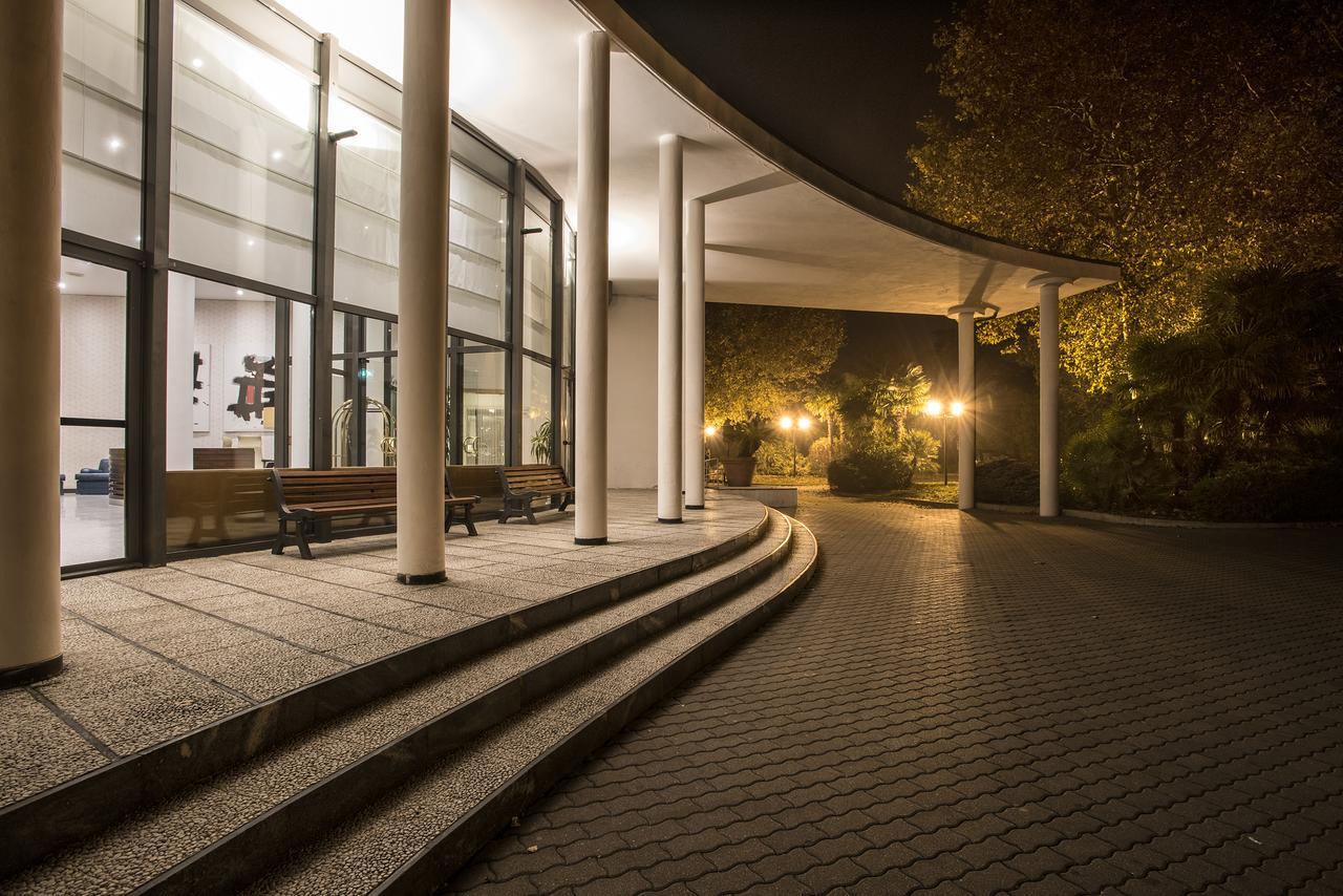 Flyon Hotel & Conference Center Bologna Esterno foto The entrance of the park