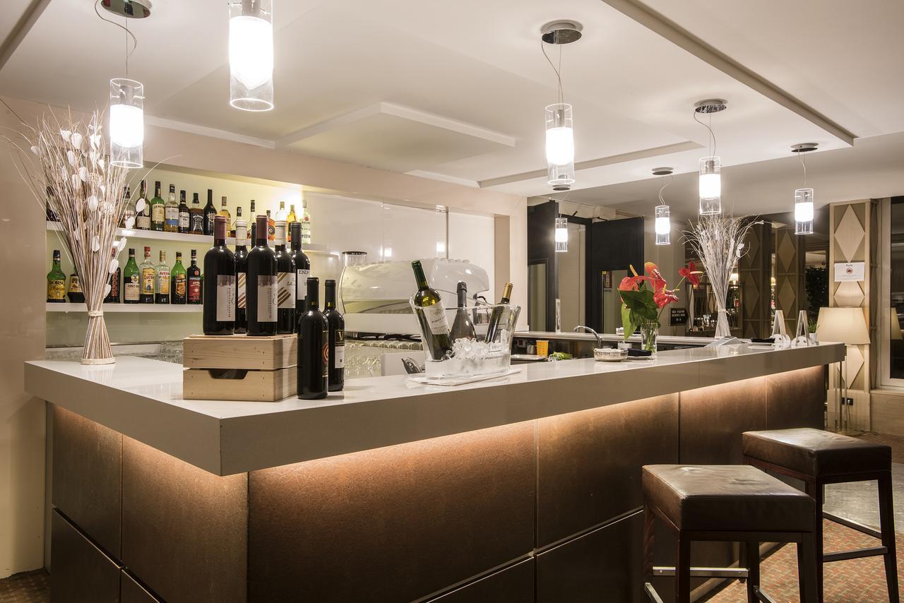 Flyon Hotel & Conference Center Bologna Esterno foto The reception of the hotel