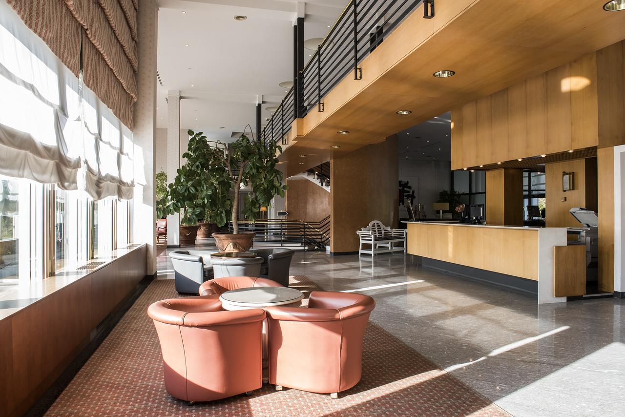Flyon Hotel & Conference Center Bologna Esterno foto Reception