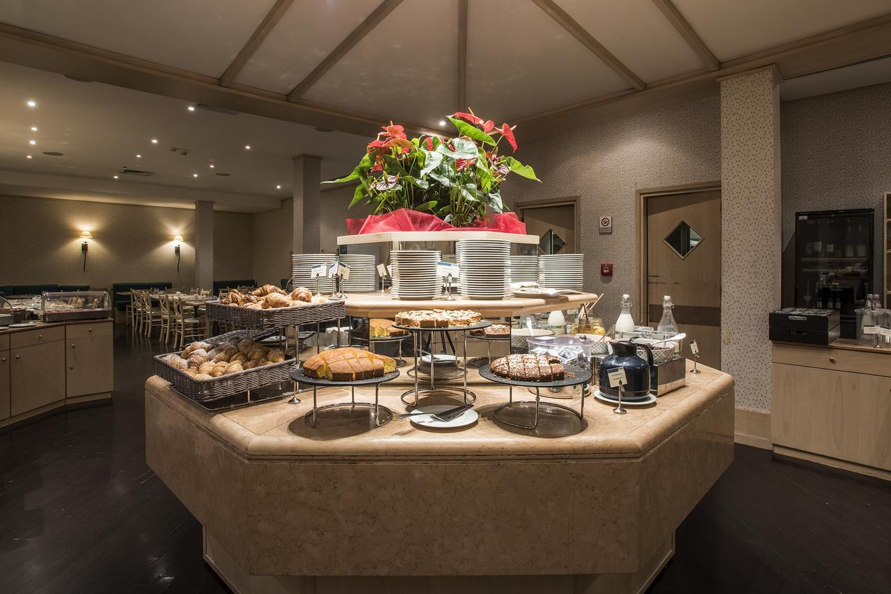 Flyon Hotel & Conference Center Bologna Esterno foto Breakfast buffet