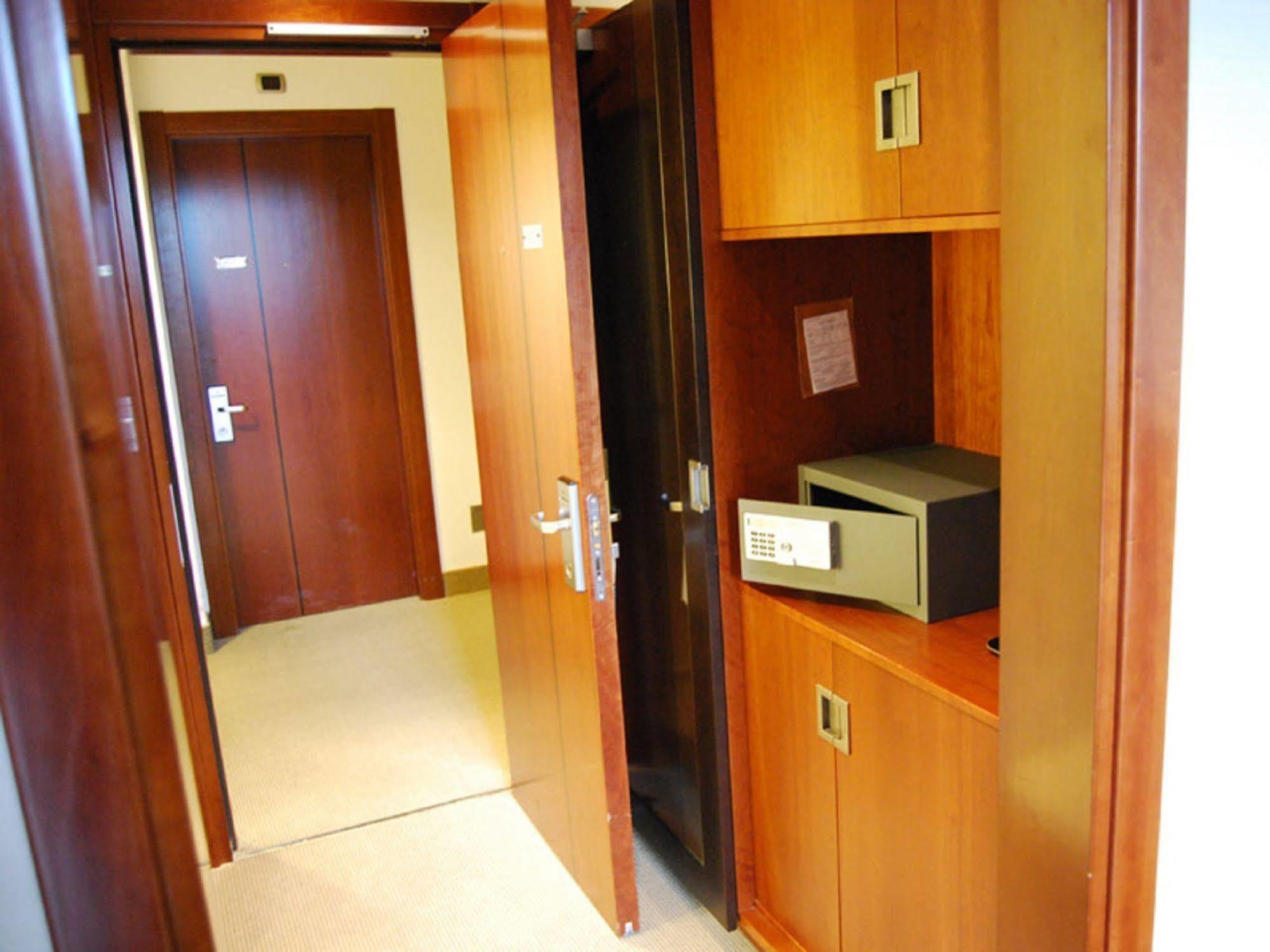 Flyon Hotel & Conference Center Bologna Esterno foto A safe in a hotel room