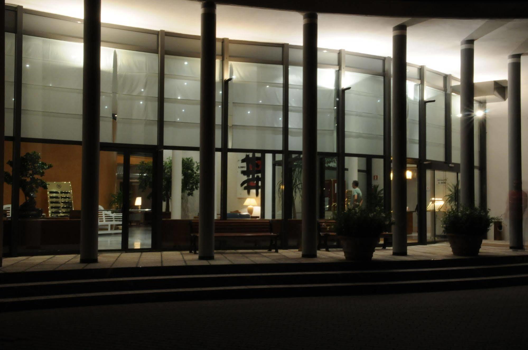 Flyon Hotel & Conference Center Bologna Esterno foto The building at night